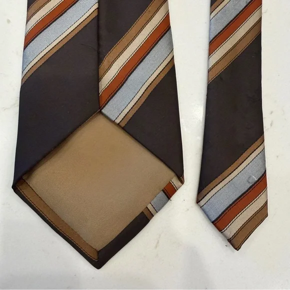 Vintage 1970s Gucci Silk Necktie Brown Striped
Made in Italy. Designer tie - Picture 3 of 5
